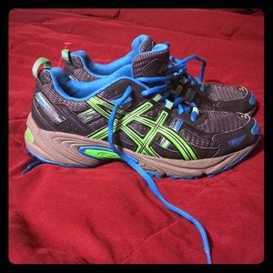 Boys size 6 ASIC gel venture shoes